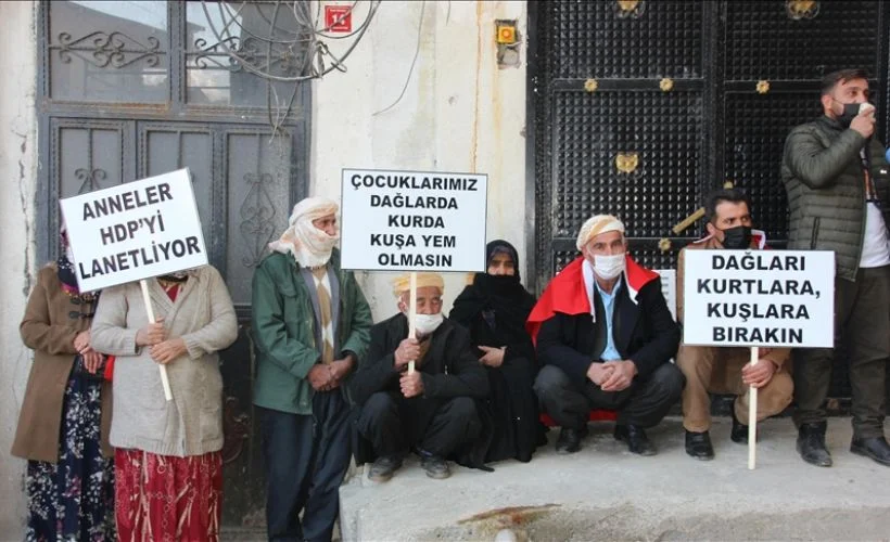 Terör mağduru aileler, HDP İl Başkanlığı önünde eylem yaptı