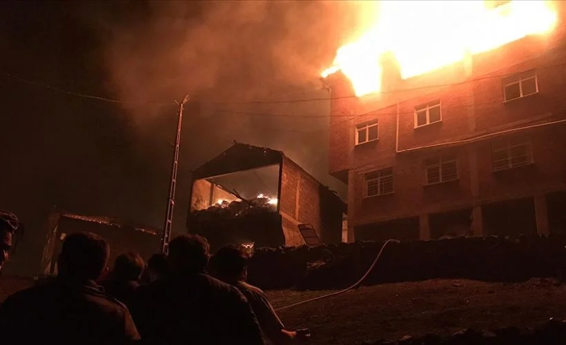 Trabzon'un Araklı ilçesindeki yangına müdahale ediliyor