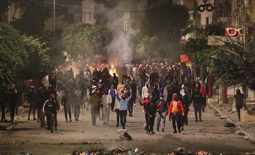 Tunus'ta hafta sonundan bu yana süren gösterilerde 1000'den fazla kişi gözaltına alındı