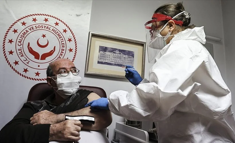 Türkiye'de son 24 saatte 6 bin 912 kişinin testi pozitif çıktı