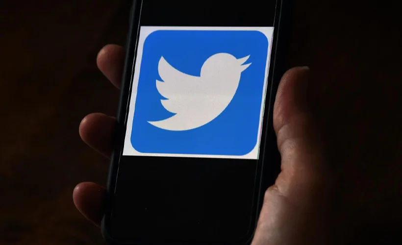 Twitter Trump'ı taklit eden Fransız milletvekilinin hesabını askıya aldı