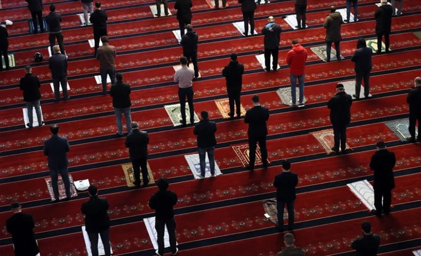 Yeni yılın ilk cuma namazı evlere yakın camilerde kılındı