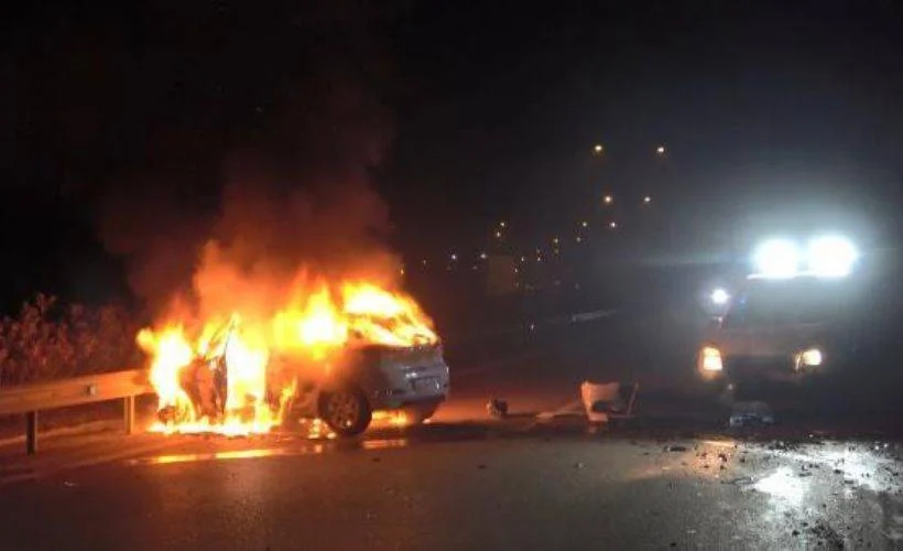 150 kilometrelik kovalamacanın ardından polis barikatına çarpan otomobil alev aldı; 1'i polis 2 yaralı