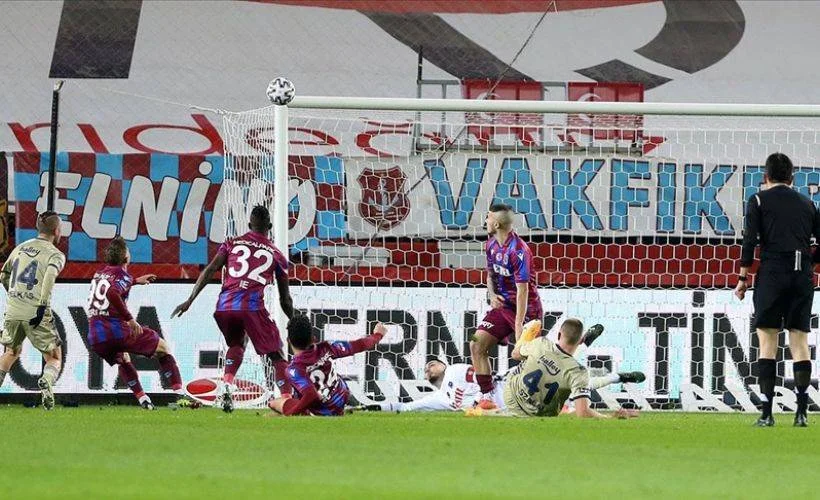 3 puan Fenerbahçe'nin, Trabzonspor'un galibiyet serisi sona erdi