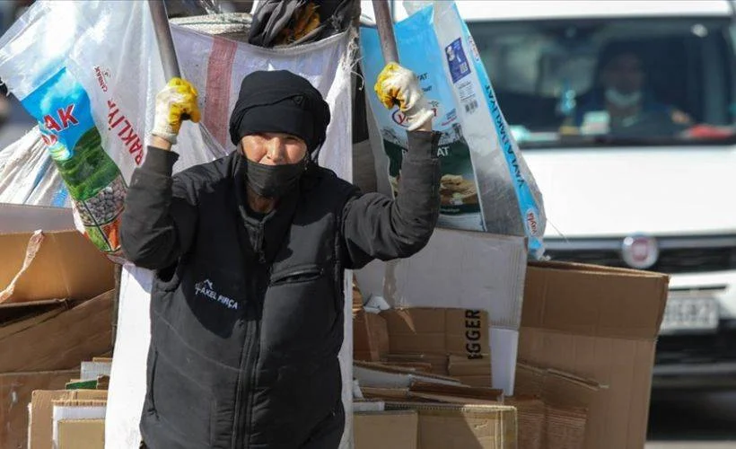 65 yaşındaki kadın 30 yıldır ekmeğini kağıt satarak kazanıyor