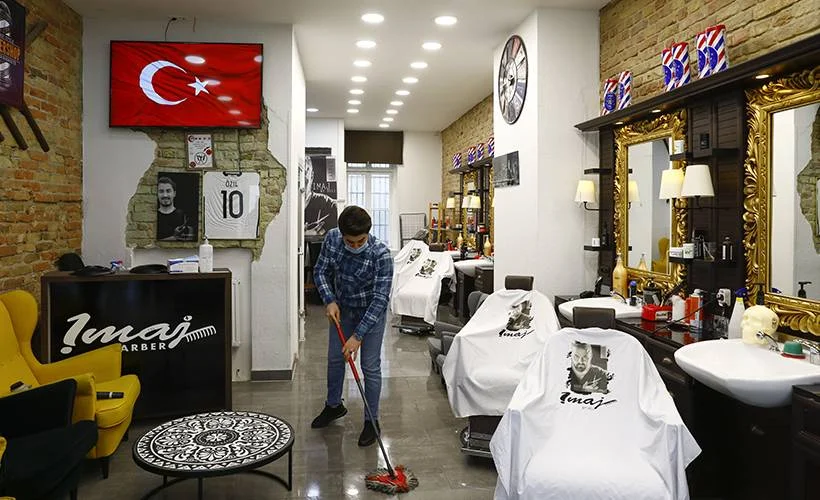 Almanya'da berberler, kapılarını yarın müşterilerine açıyor