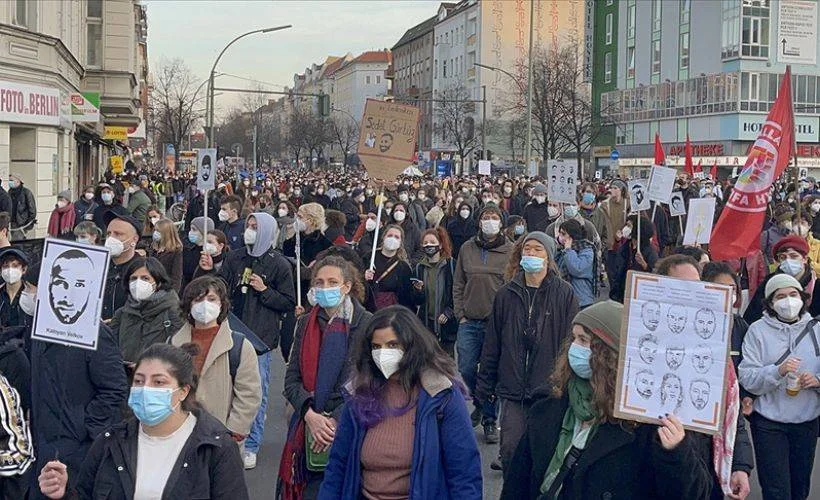 Almanya'daki ırkçı saldırıda ölenler için binlerce kişi yürüyüşe katıldı