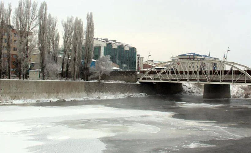 Ardahan eksi 20 ile buz kesti! Kura Nehri kısmen dondu
