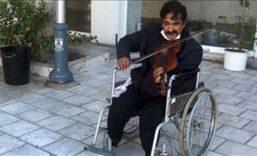 Ayakları olmayan müzisyen, Bodrum sokaklarına renk katıyor