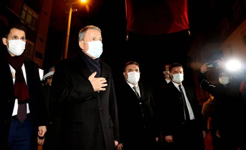 Bakan Akar ve komutanlar, Pençe Kartal-2 Harekatı'nda şehit olan üç askerin ailelerine taziye ziyaretinde bulundu