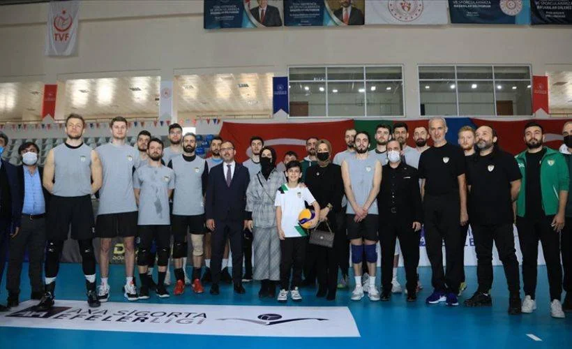 Bakan Kasapoğlu, Solhansporlu oyuncularla bir araya geldi