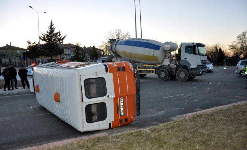 Beton mikseri ile minibüs çarpıştı; sürücülerden biri alkollü, diğeri ehliyetsiz
