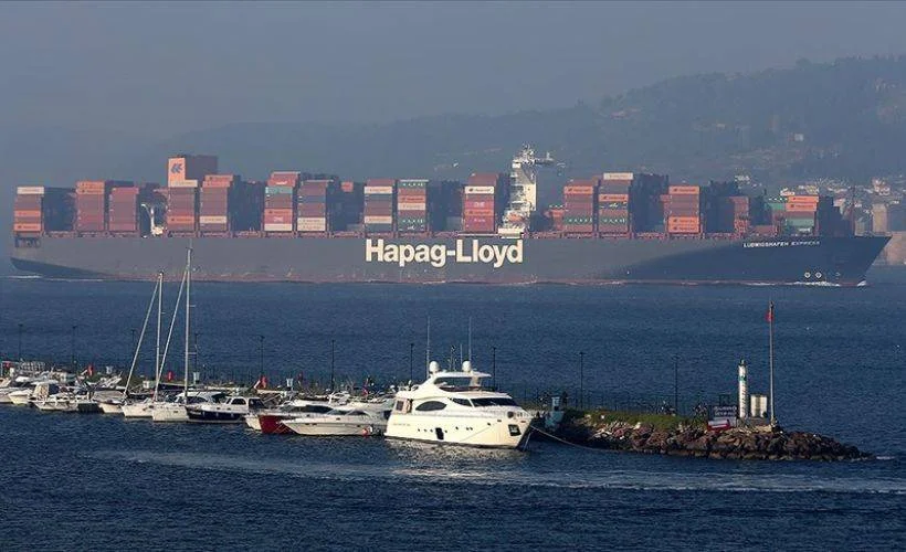 Çanakkale Boğazı dev gemilerin geçişi nedeniyle tek yönlü trafiğe kapandı