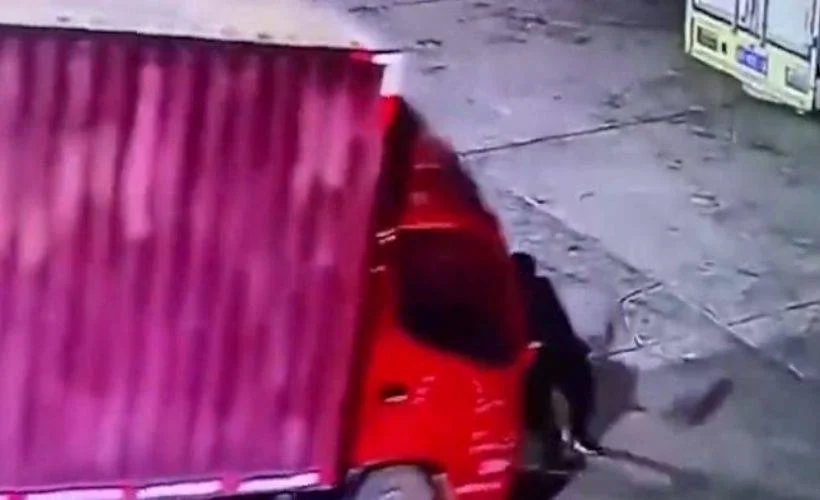Çinli sürücü el frenini çekmeyi unuttuğu kamyonetinin altında kaldı