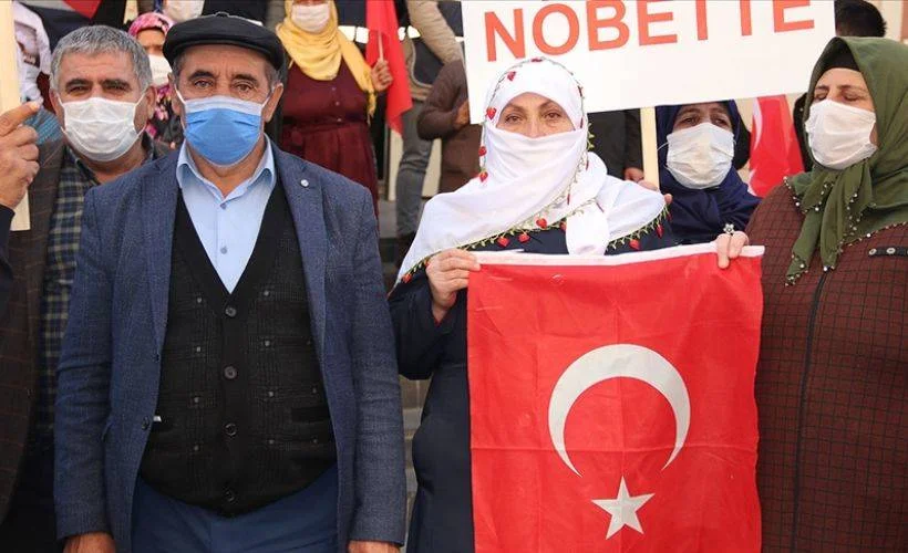 Diyarbakır annelerinin evlat nöbetine bir aile daha katıldı