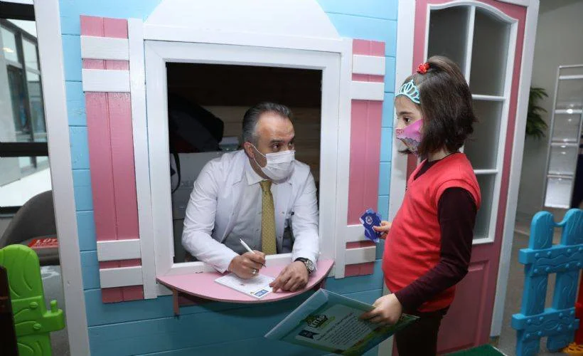 Doktordan çocuklara mucizevi reçete "Tok karnına 1 doz masal"