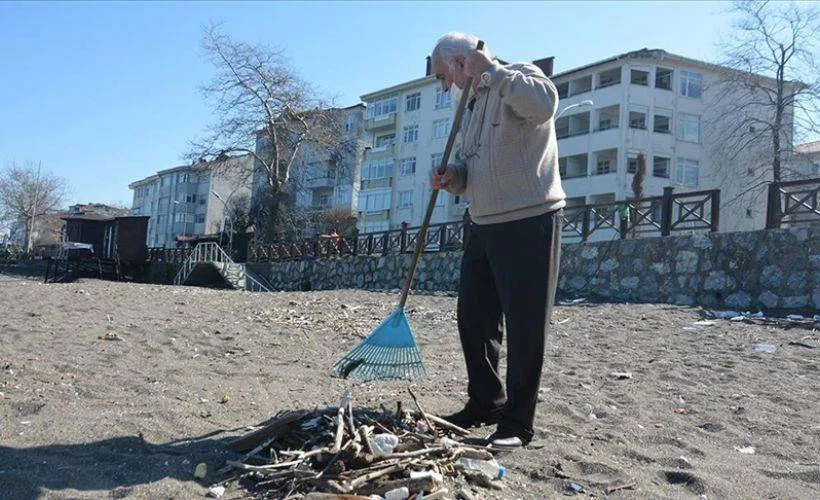 Düzce'de sahillerdeki atıkları temizleyen emekli öğretmen duyarlılık örneği sergiliyor