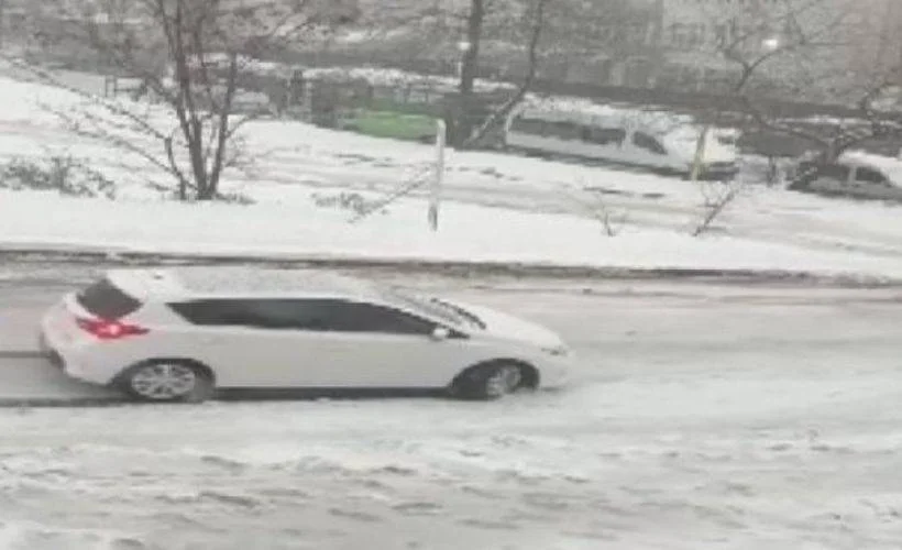 Esenyurt'ta kayan otomobilini durdurmak için aracın önüne böyle atladı