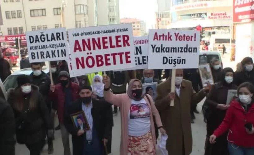'Evlat nöbeti' başlatan ailelerden çocuklarına 'teslim olun' çağrısı