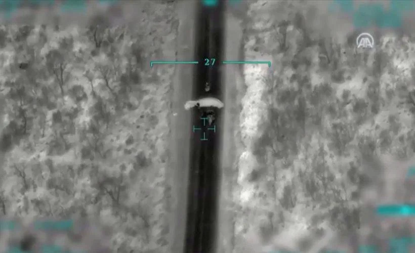 Gara bölgesinde paramotorla kaçmaya çalışan 3 PKK'lının SİHA'lara yakalandığı anlar