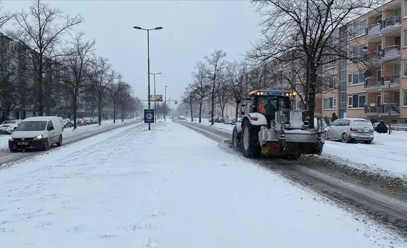 Hollanda'da kar fırtınası nedeniyle kırmızı alarm verildi