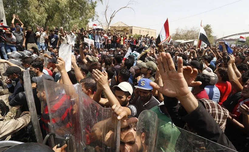 Irak'ta göstericiler valilik binasını taşladı ve yolu trafiğe kapattı