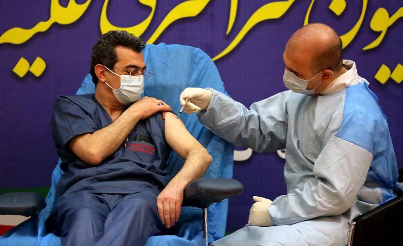 İran'da sağlık çalışanlarına aşı uygulanmaya başlandı