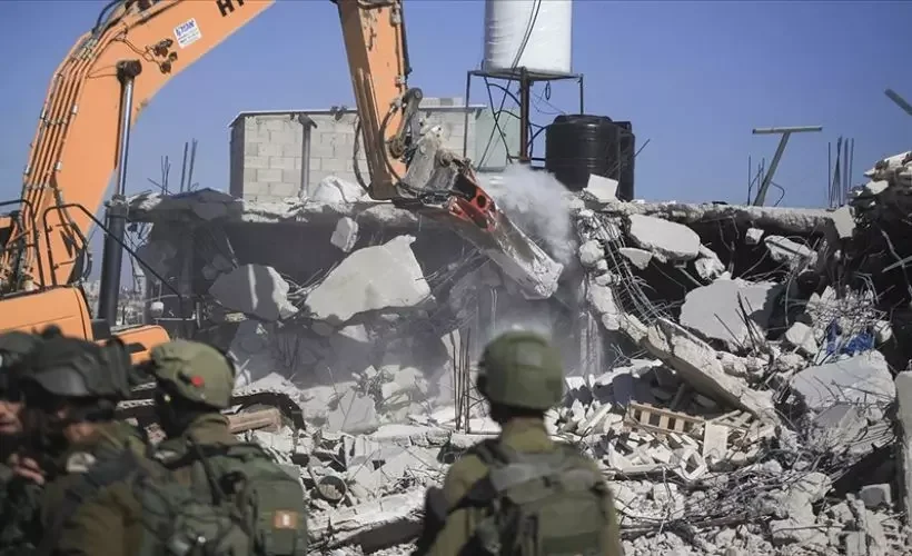 İsrail askerleri Filistinlilere ait bir evi daha yıktı!