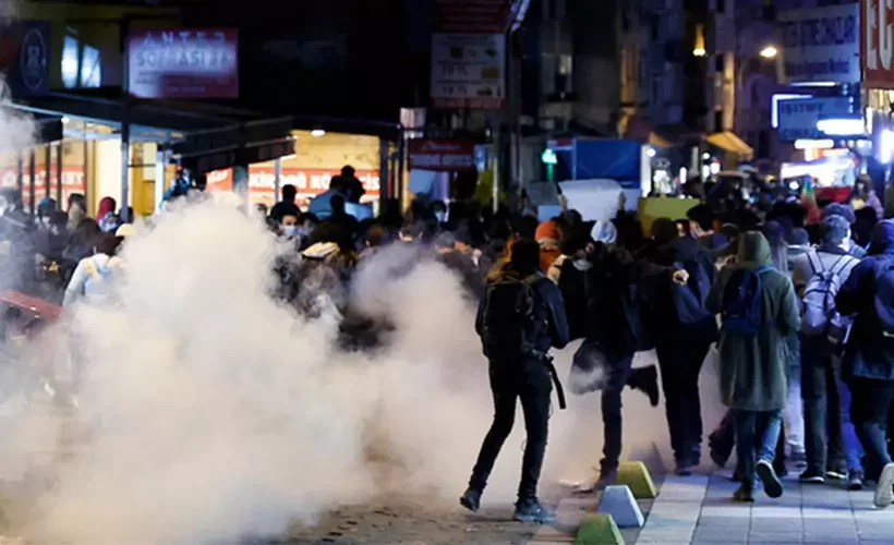 İzmir'de gösteri yapan 26 kişi serbest bırakıldı