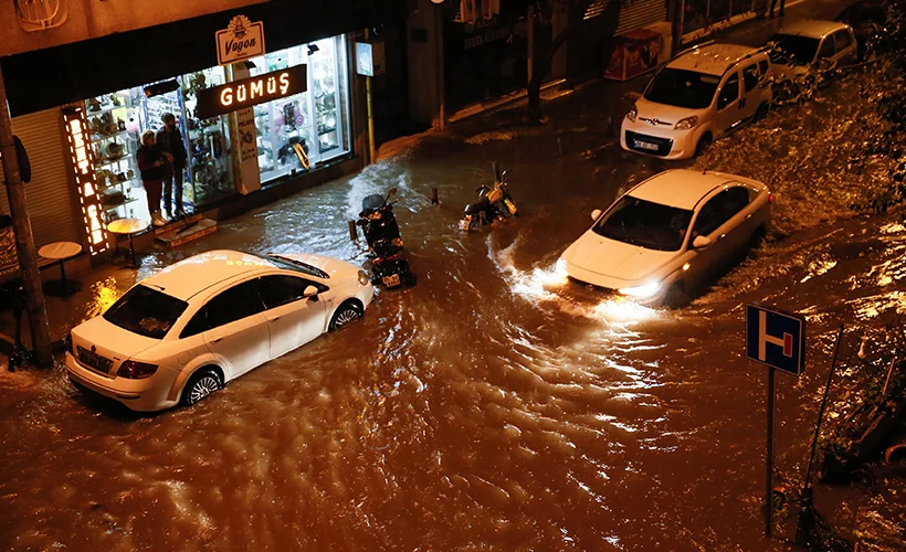 İzmir'de sağanak hayatı olumsuz etkiledi