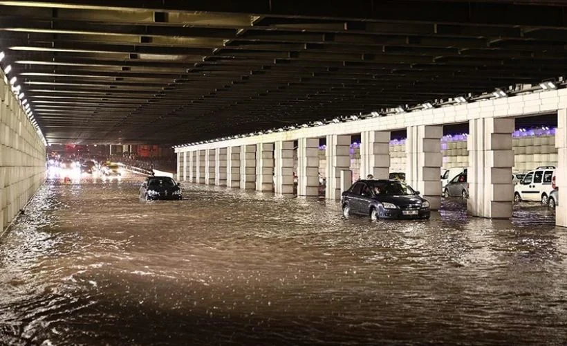 İzmir'de sağanak sel ve su baskınlarına neden oldu