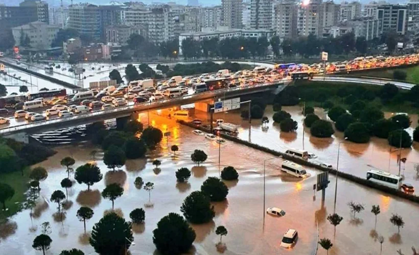 İzmir'deki sel sonrası 3 bin hasar dosyası açıldı