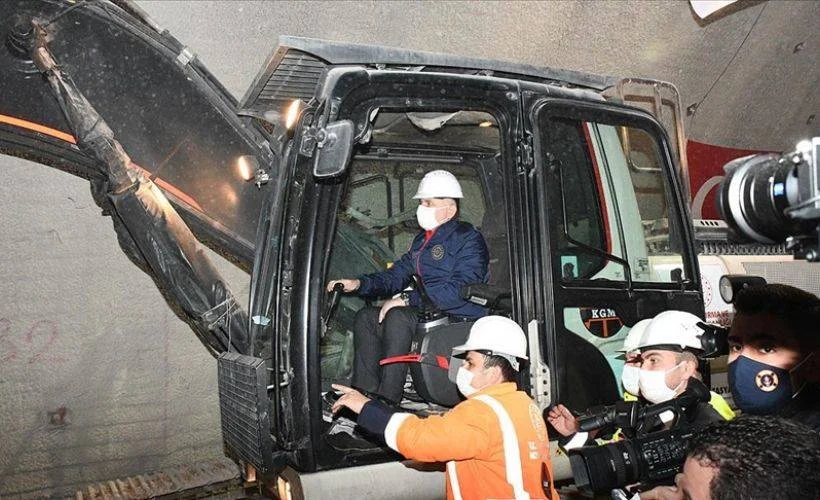 Karadeniz Bölgesi'nin İç Anadolu'ya açılan kapısı Kırkdilim Geçişi'ndeki 'T2 Tüneli'nde ışık göründü