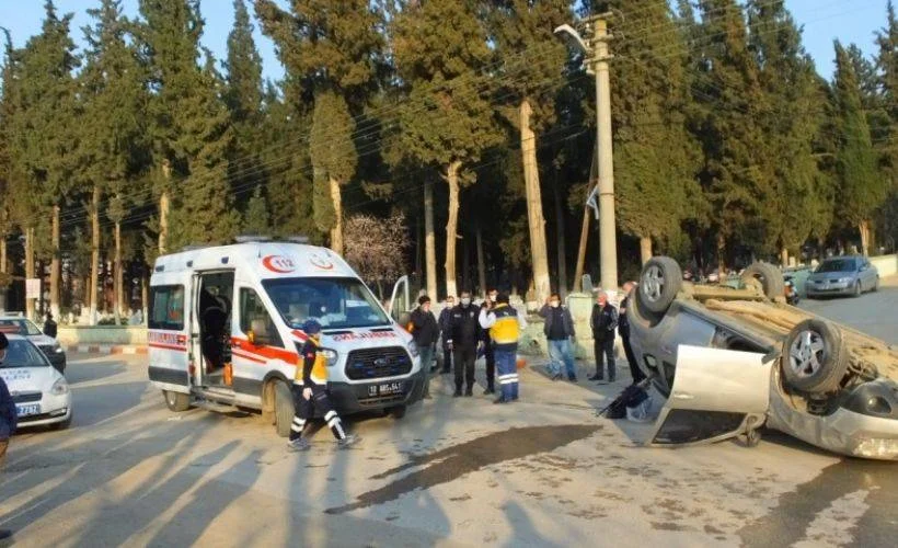 Kediye çarpmamak için manevra yapan sürücünün otomobili takla attı