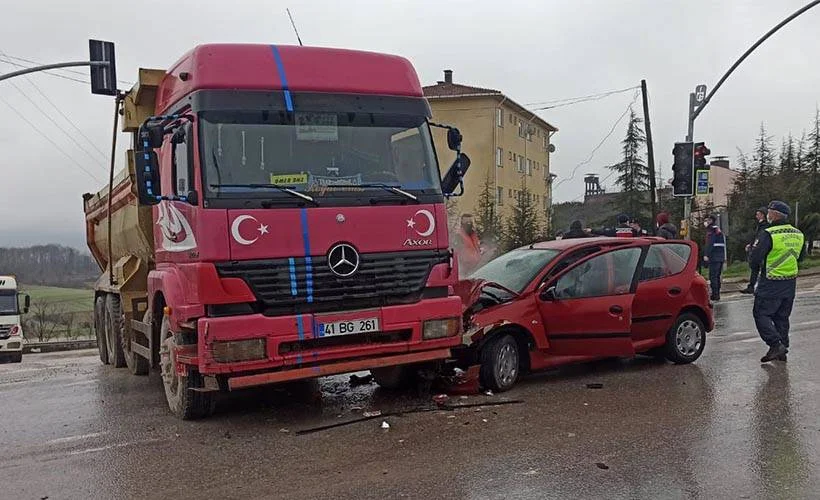 Kocaeli'de otomobil ile kamyon çarpıştı