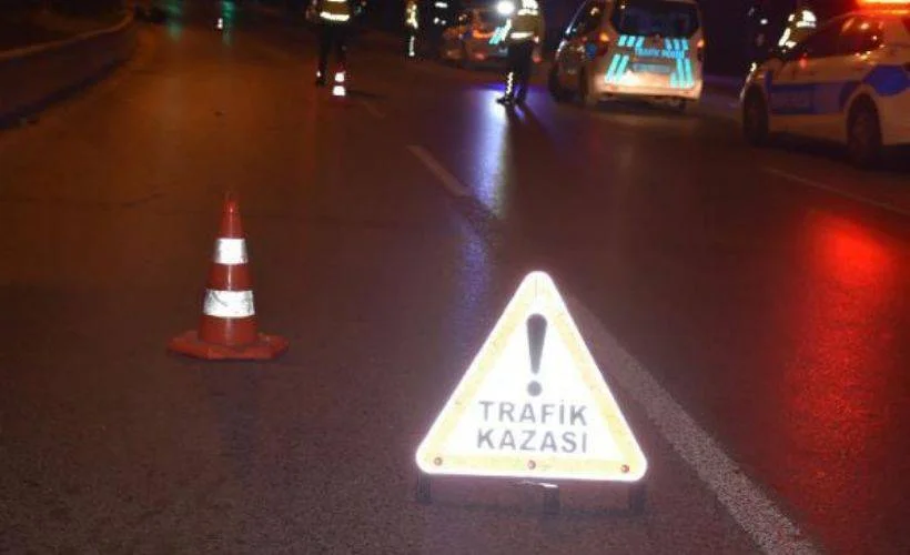 Kontrolden çıkan motosiklet önce ağaca sonra refüje çarptı, 1 ağır yaralı