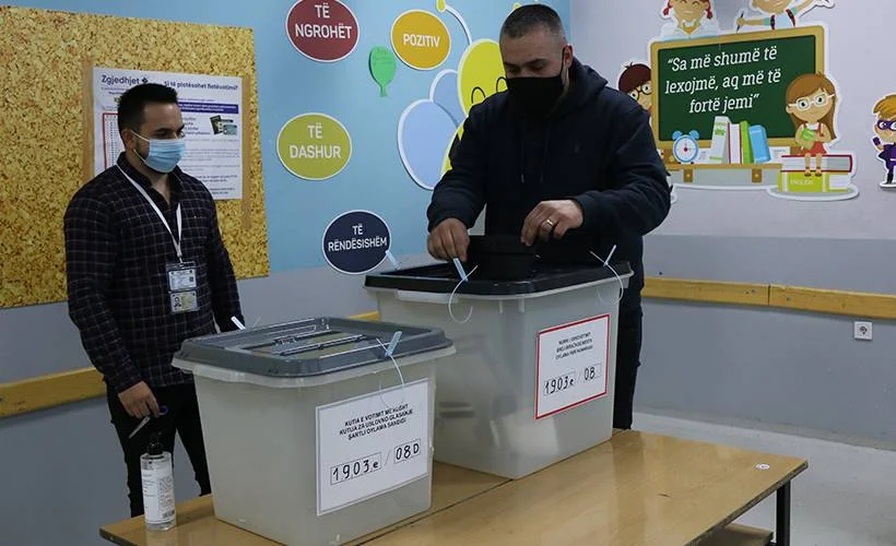 Kosova'da halk sandık başında