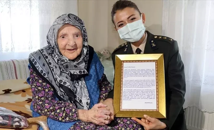 Mehmetçik'ten 'asırlık çınar' Zeliha nineye teşekkür