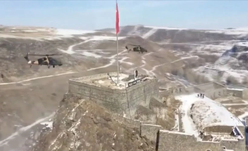 MSB, Kars Kalesi'ndeki Türk bayrağını selamlayan ATAK helikopterlerinin görüntüsünü paylaştı