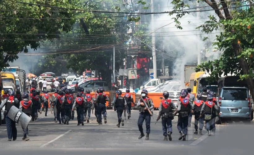 Myanmar cuntası göstericilere ateş açtı: 4 ölü