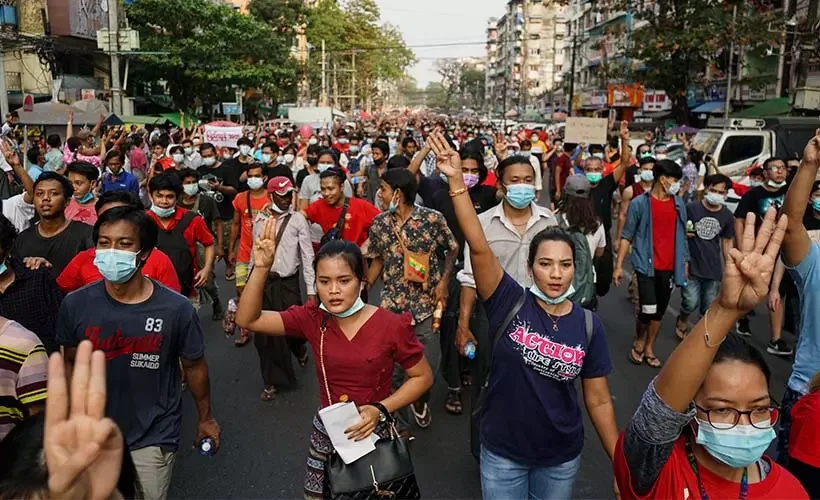 Myanmar'da darbeye karşı direniş sürüyor