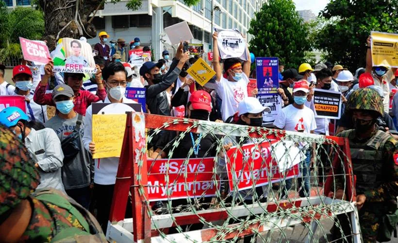 Myanmar'da yasaklar protestoları durduramadı