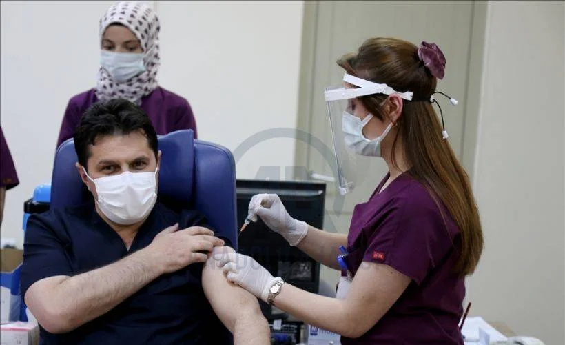 Öğretmenlere ilk doz aşı yapılmaya başlandı