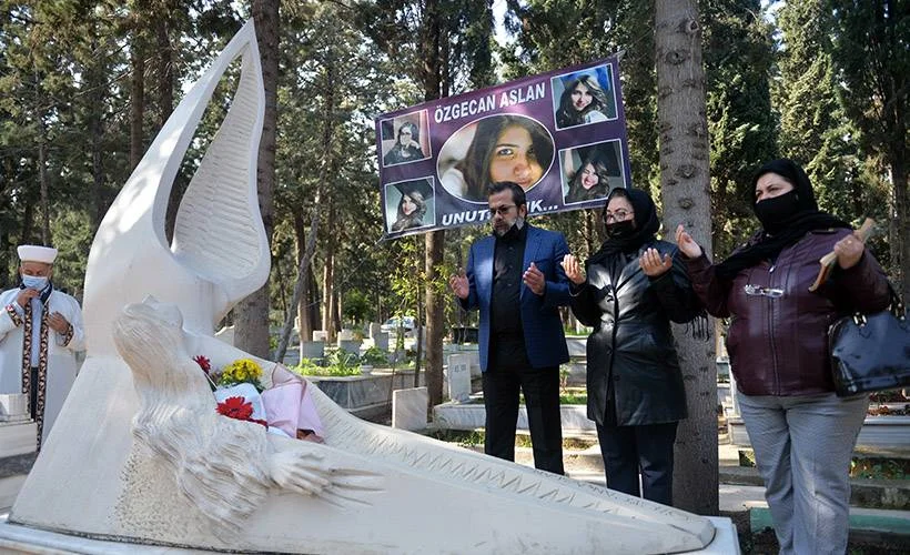 Özgecan mezarı başında anıldı