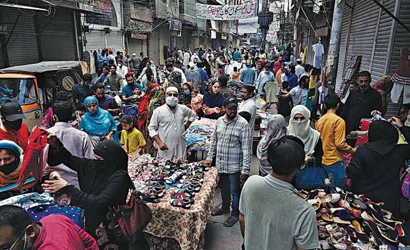Pakistan'da korona kısıtlamaları kaldırılmaya başlandı