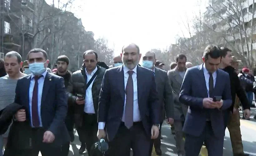 Paşinyan, orduya karşı taraftarlarından destek istedi