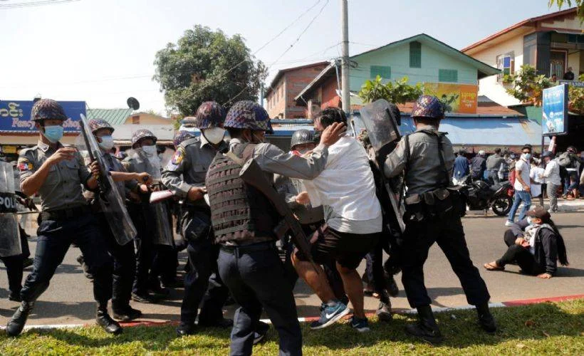 Reuters: Myanmar ordusu darbecileri sosyal medyada protesto edenleri tutukluyor