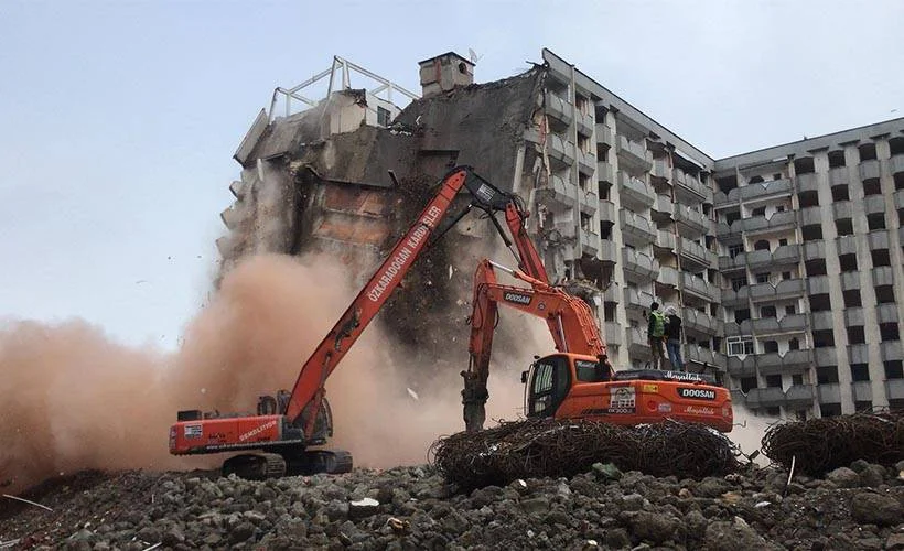 Rize'de kentsel dönüşüm yıkımı sürüyor