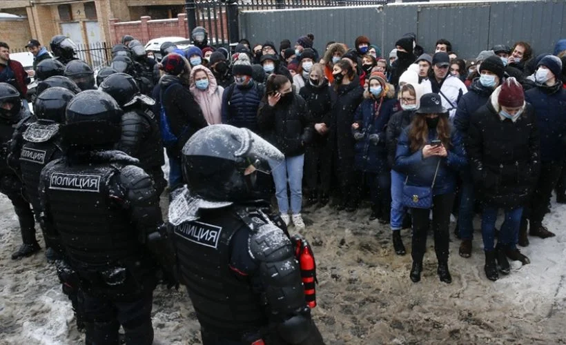 Rus muhalif Navalnıy'a hapis kararından sonra muhalifler sokağa çıktı