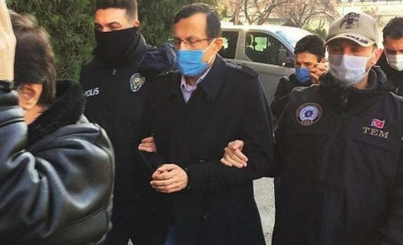 Rütbesini FETÖ elebaşının taktığı generalin apoletleri söküldü